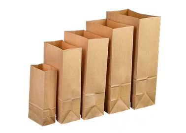 O gramado resistente e para folhear o grande jardim 25kg desperdiça sacos de papel do gramado